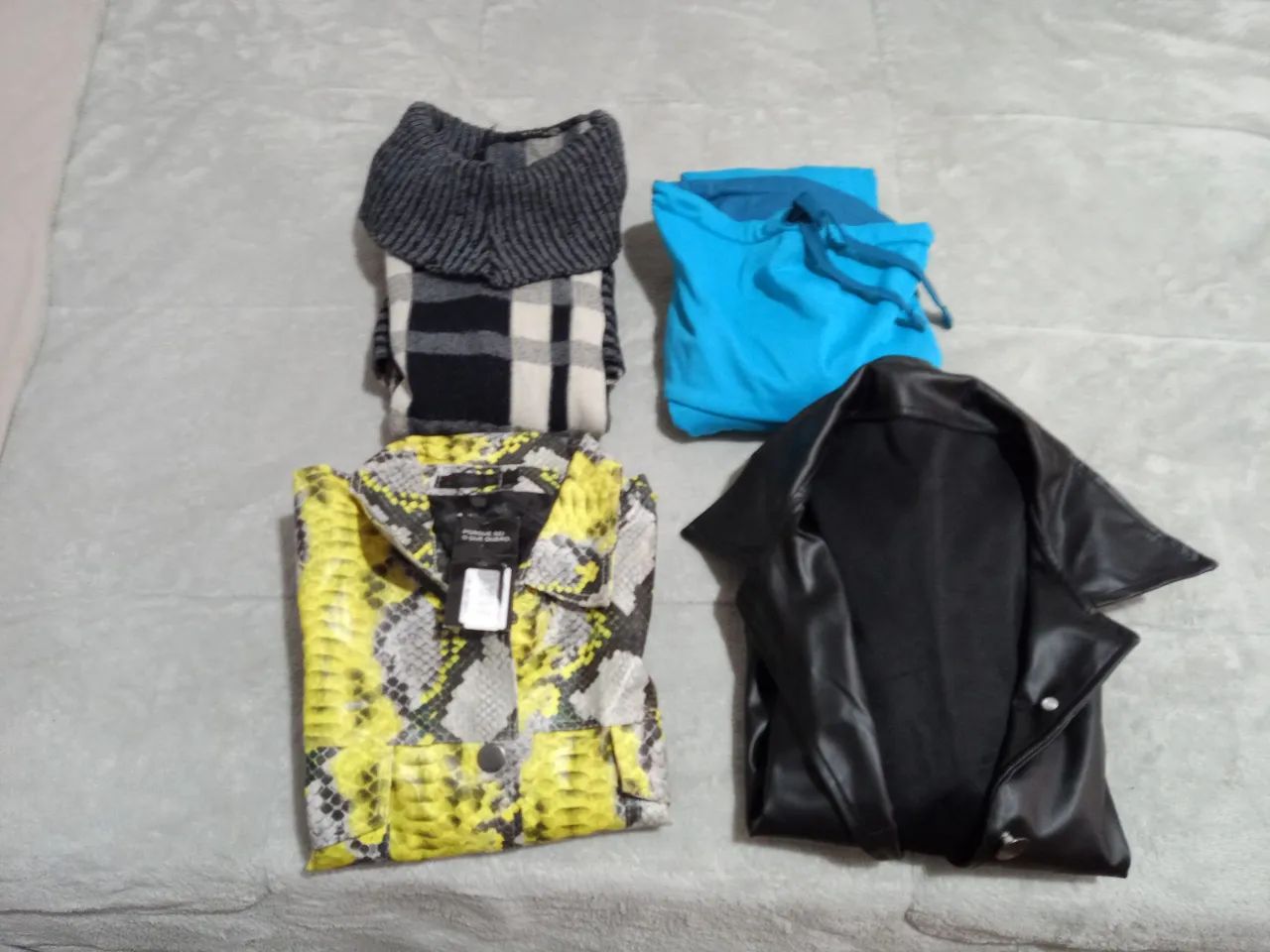 Roupas Femininas - Jaquetas e Blusa