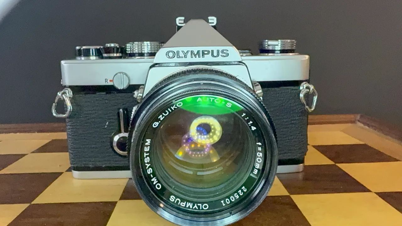 Câmera analógica Olympus Om1 om-1 revisada lente vermelha
