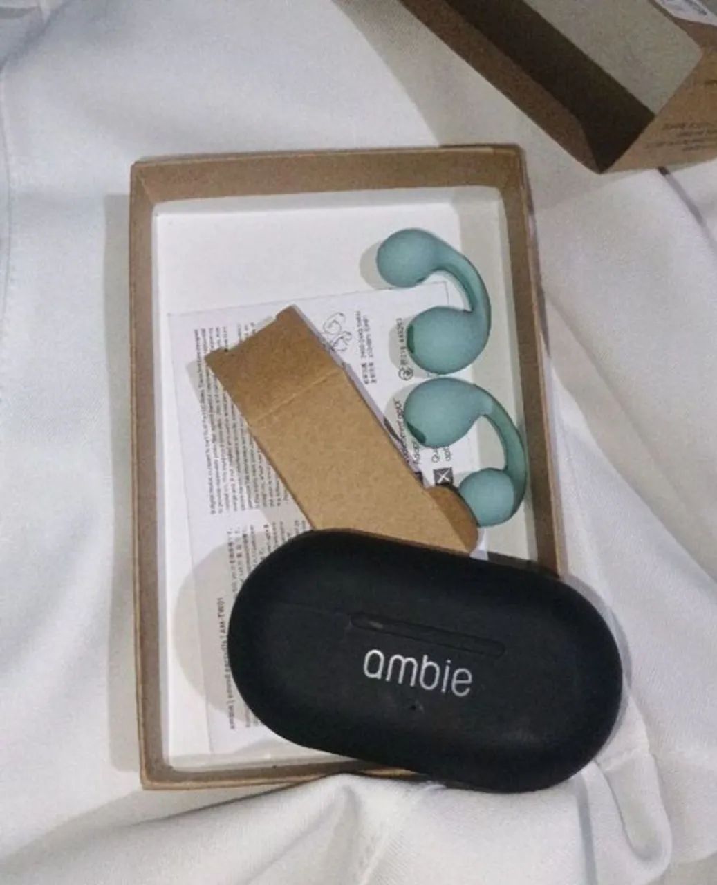Fone de Ouvido Bluetooth Ambie com Case