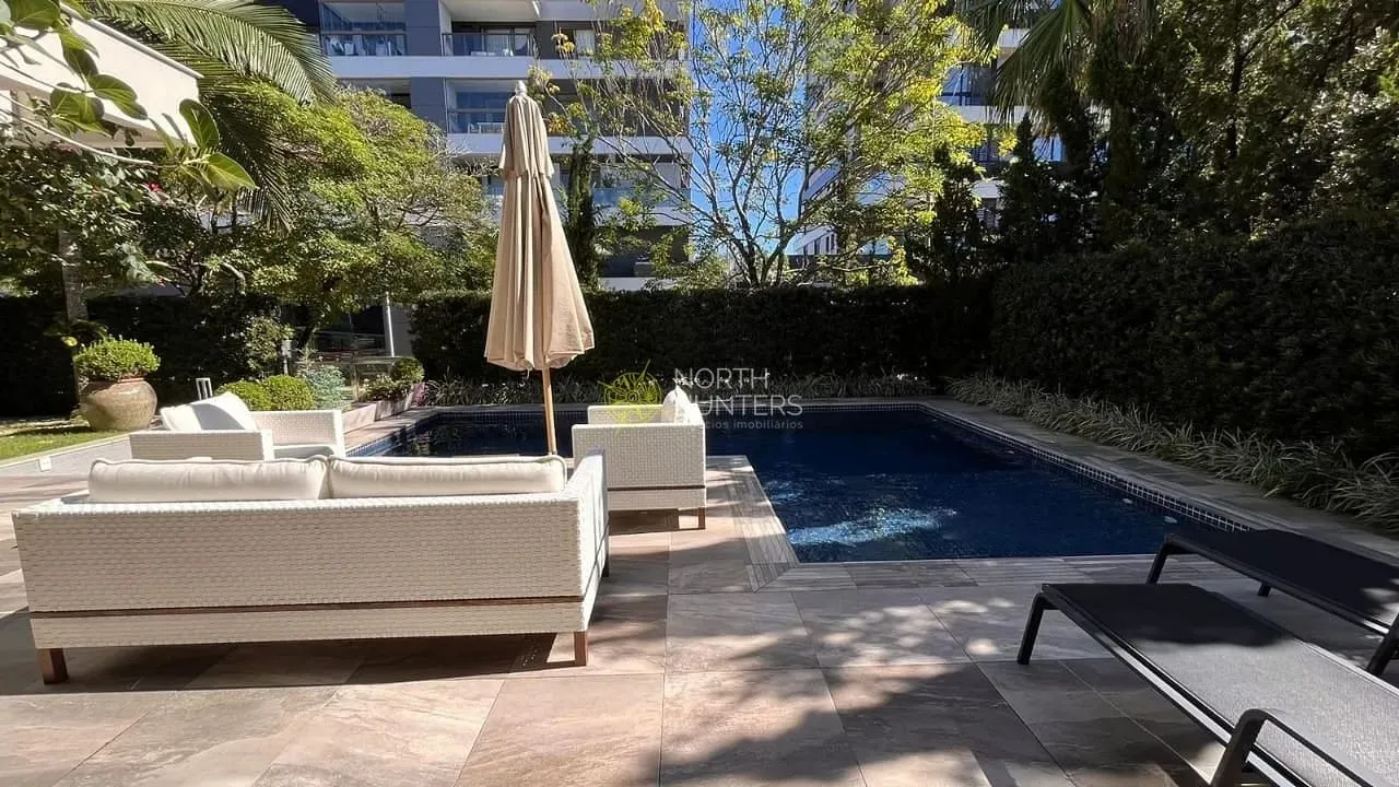 Linda mansão luxuosa com 03 suítes em Jurerê Internacional