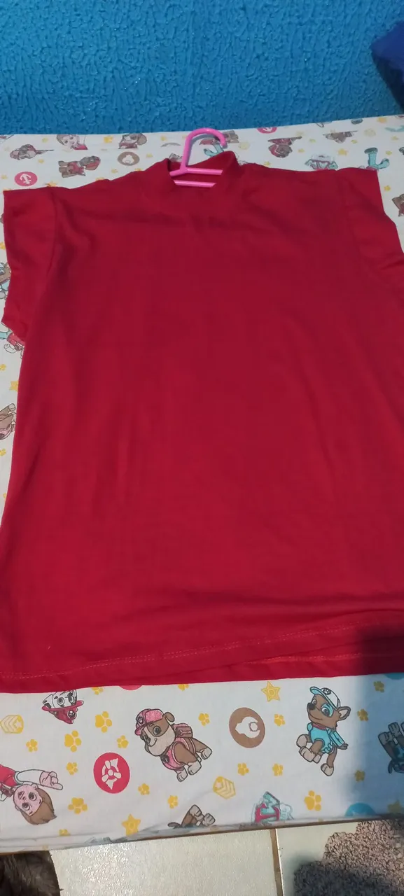 Camiseta vermelha gola alta