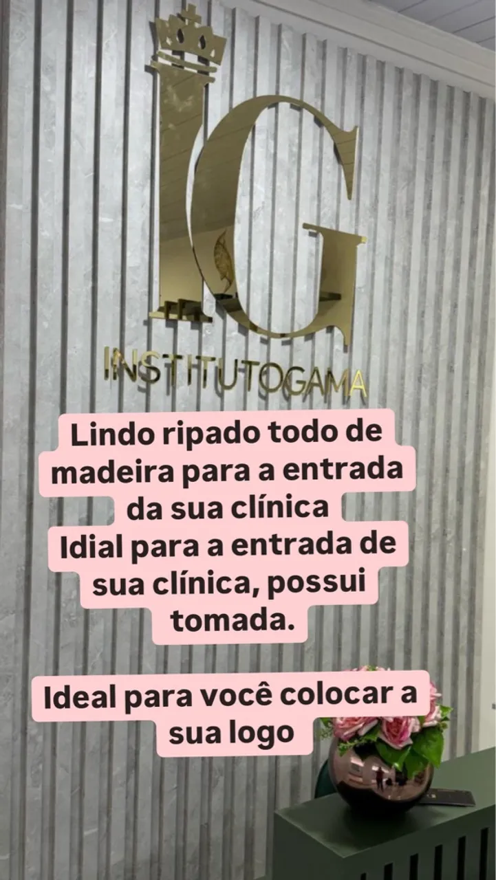 Ripado de madeira para entrada de clínica