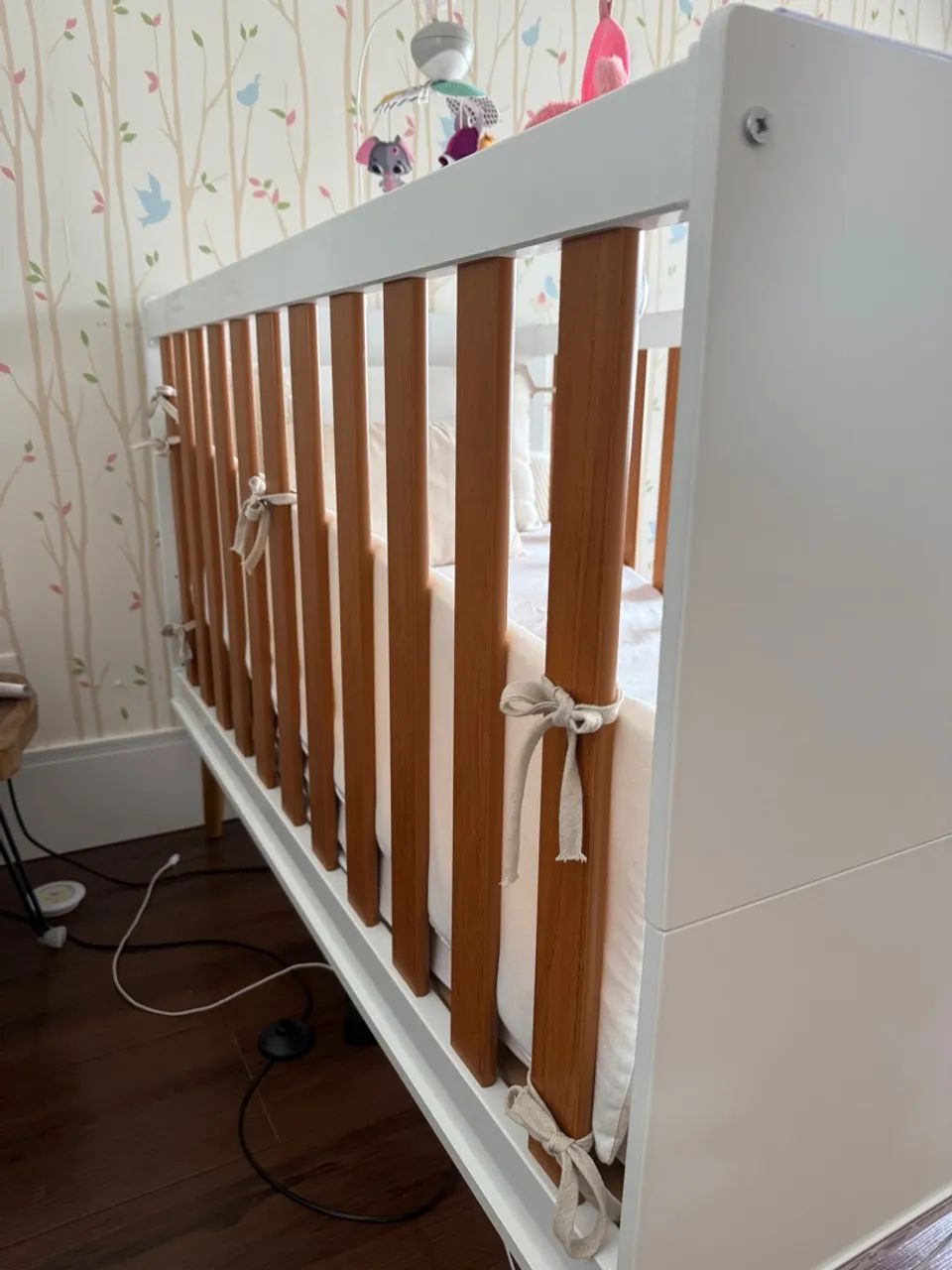 Berço de Bebê Branco com Detalhes em Madeira - Foto 5