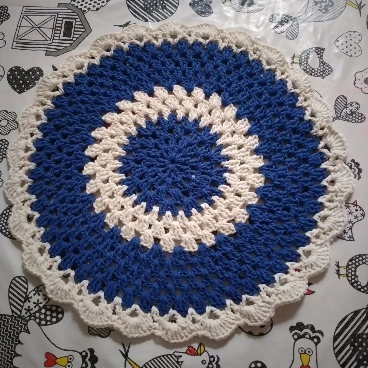 Sousplat de crochê azul e branco e tapetes 