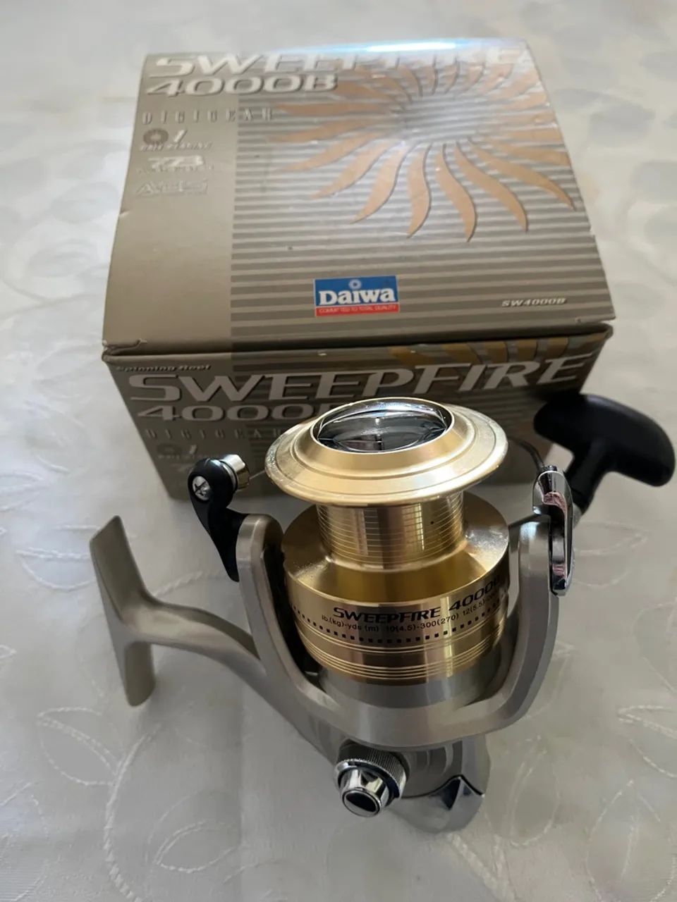 Molinete Daiwa Sweepfire 4000 B - Foto 4
