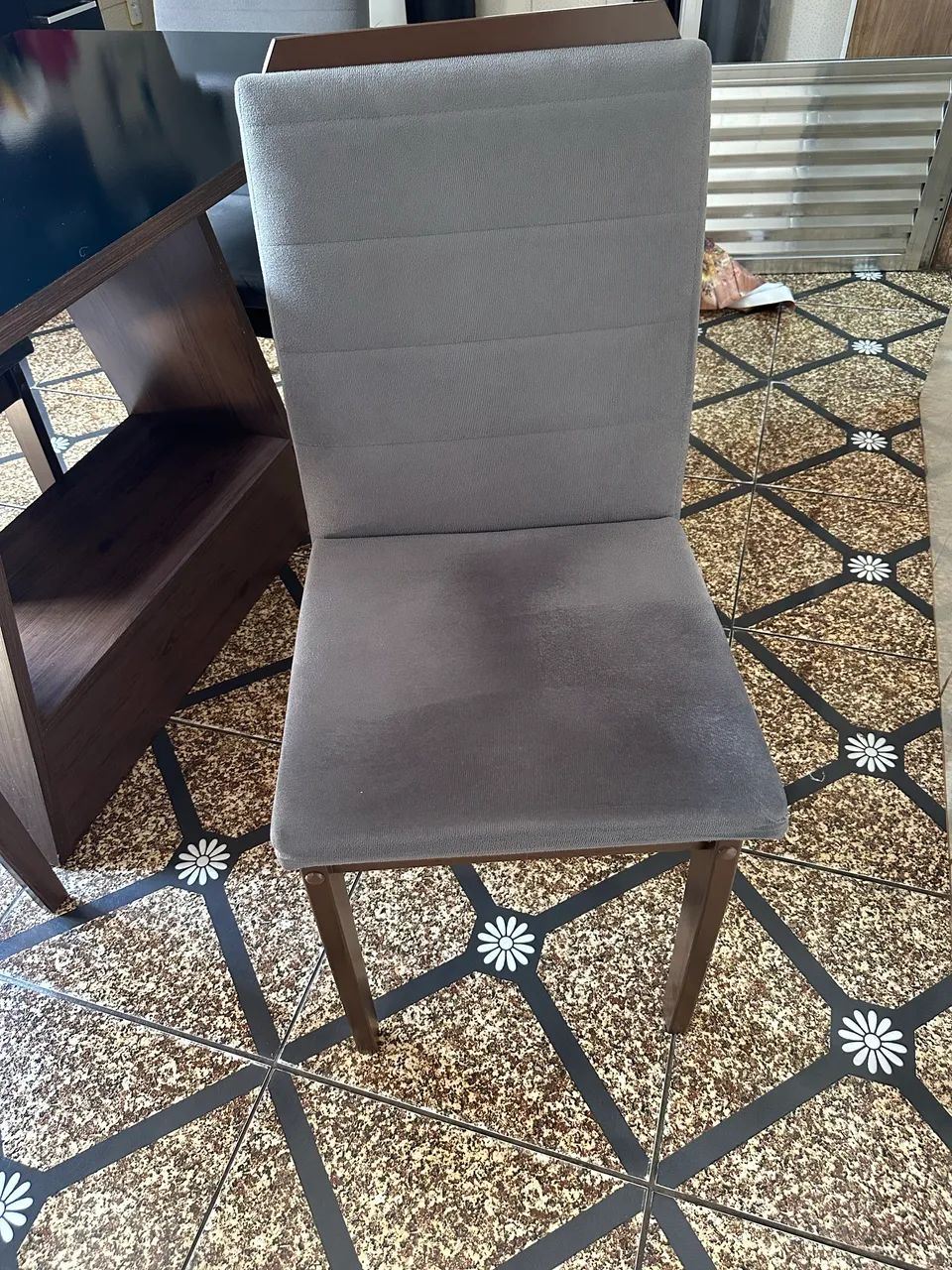 Vendo conjunto de mesa com 4 cadeiras e armário com balcão  - Foto 4