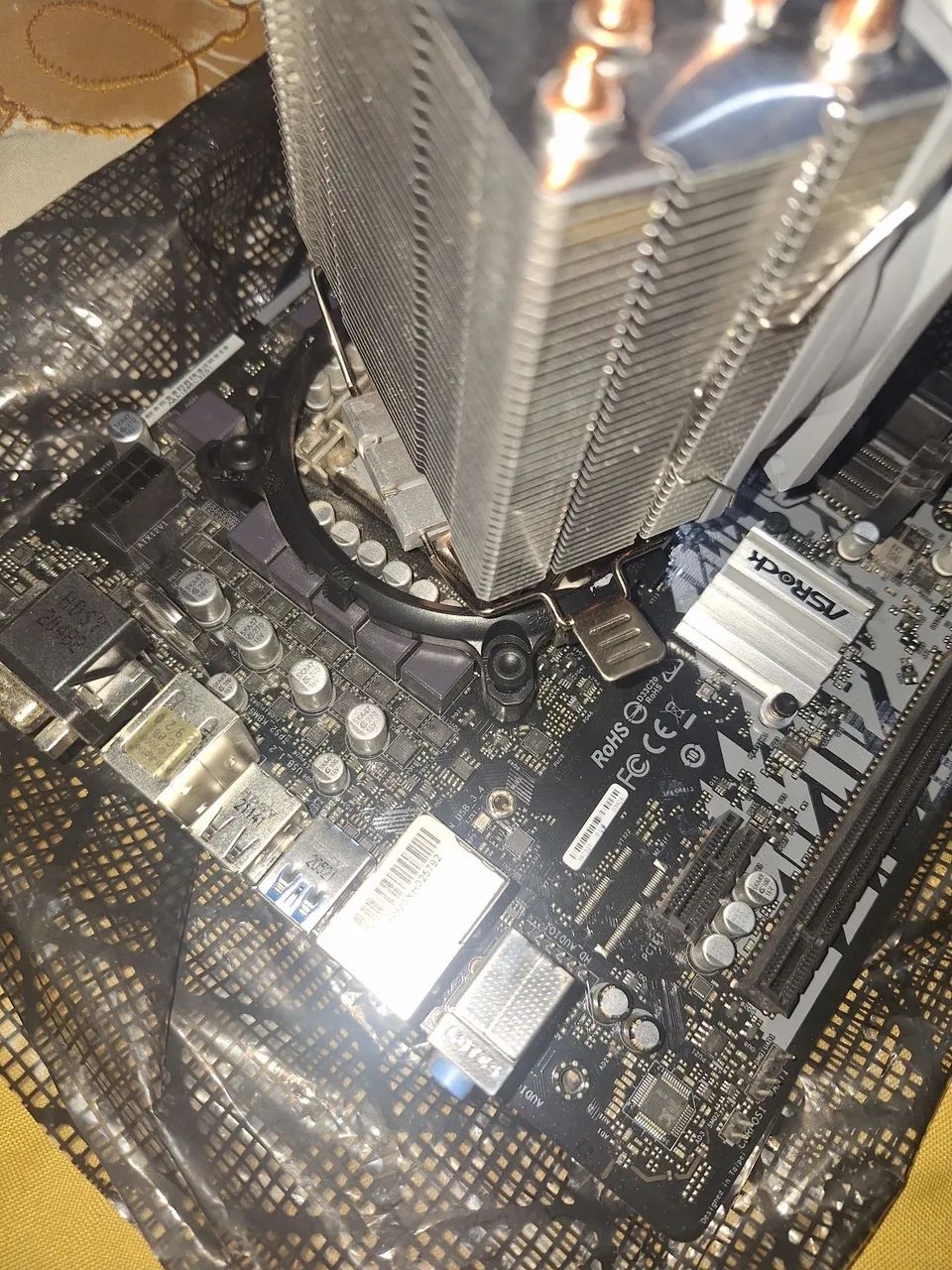 I3 10100F, Placa mae e placa de video 