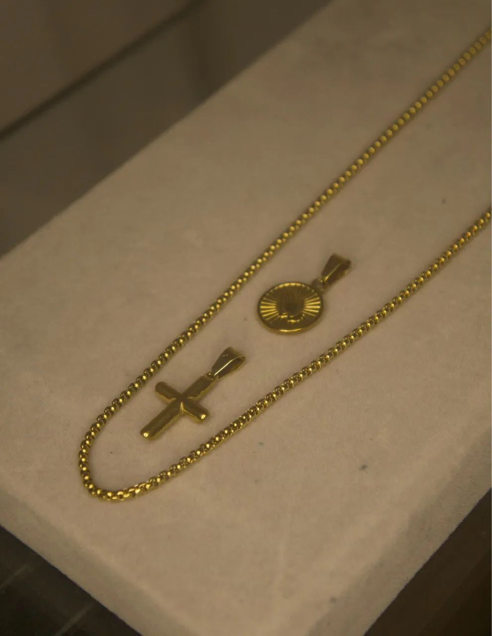 Cordão de aço inox dourado com dois pingentes