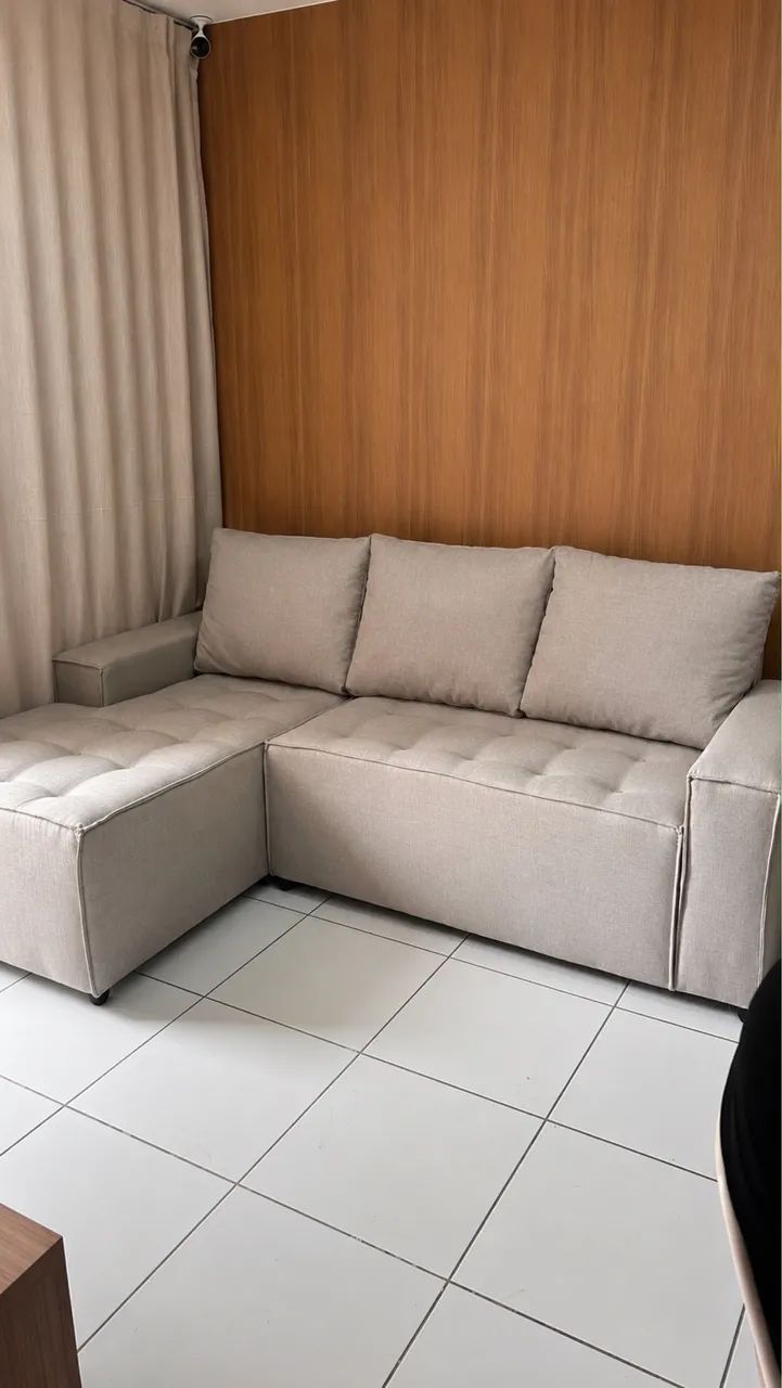 Sofá chaise todo em tecido linho 