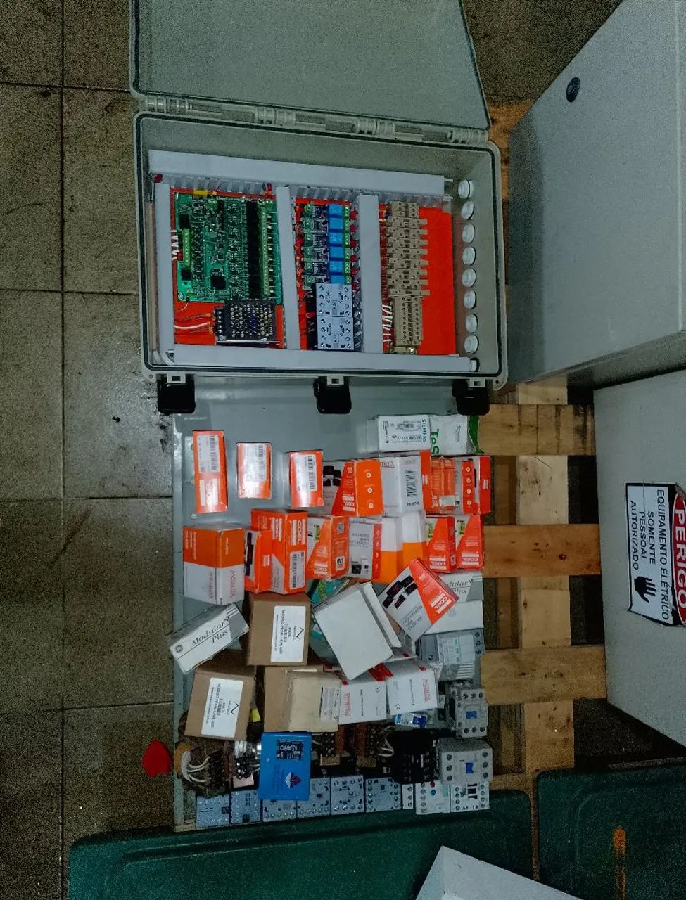 Lote com  materiais elétricos e de automação- quadros montados , contadores , disjuntores  - Foto 4