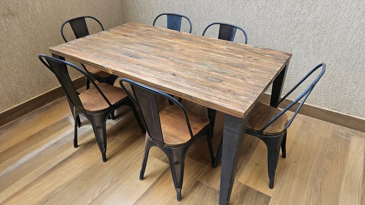 Mesa de madeira maciça e 6 cadeiras - Foto 2
