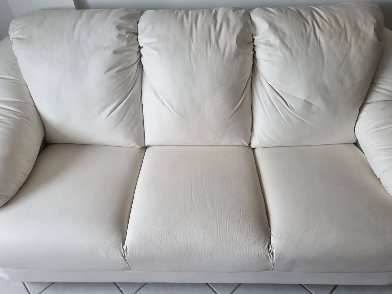 Sofá couro legítimo branco  3 lugares 2 metros por 90cm  - Foto 4