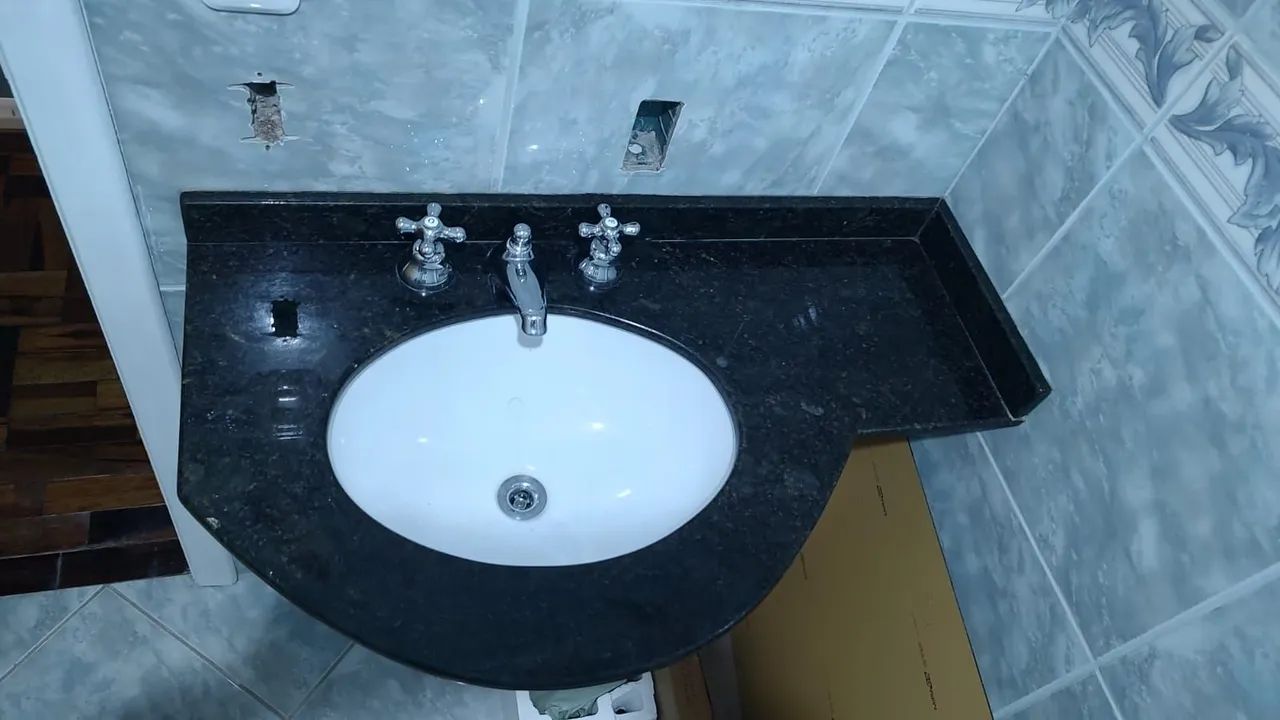 Bancada em granito preto  para banheiro, com cuba branca. - Foto 3