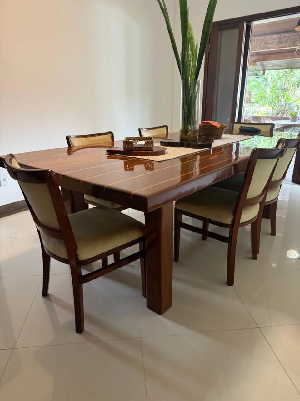 Mesa madeira e mogno e cadeiras almofadas de alto padrão