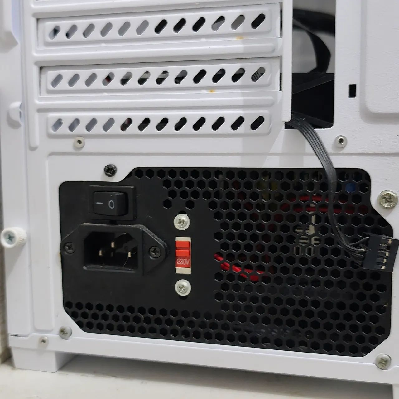Gabinete com fãs com fonte de 220w semi novo usei só 2 vezes  - Foto 3