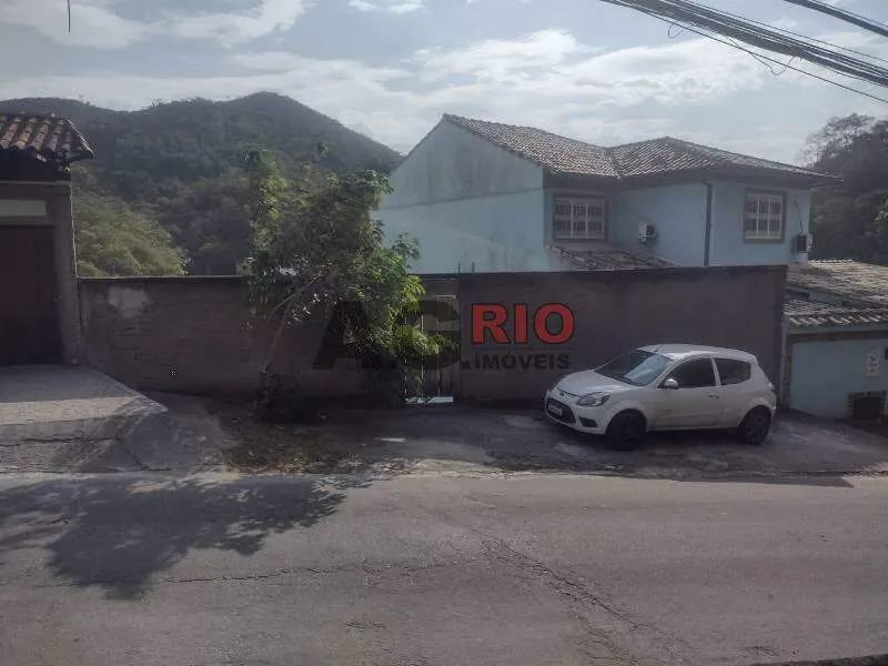TERRENO EM DECLIVE À VENDA COM 253 M² EM VILA VALQUEIRE