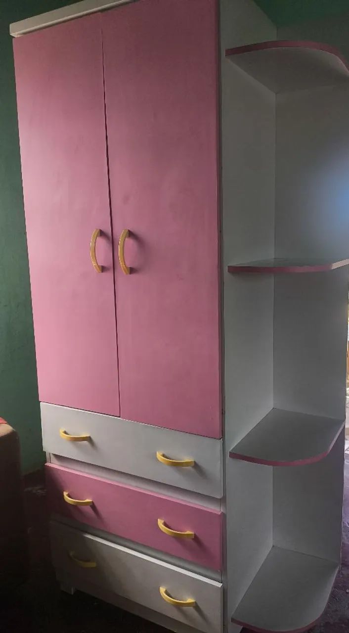 Guarda roupa infantil rosa e branco de madeira 