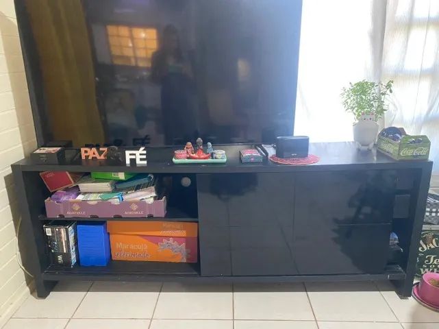 Rack Buffet excelente e espaçoso de alta qualidade em madeira maciça e vidro preto! - Foto 3