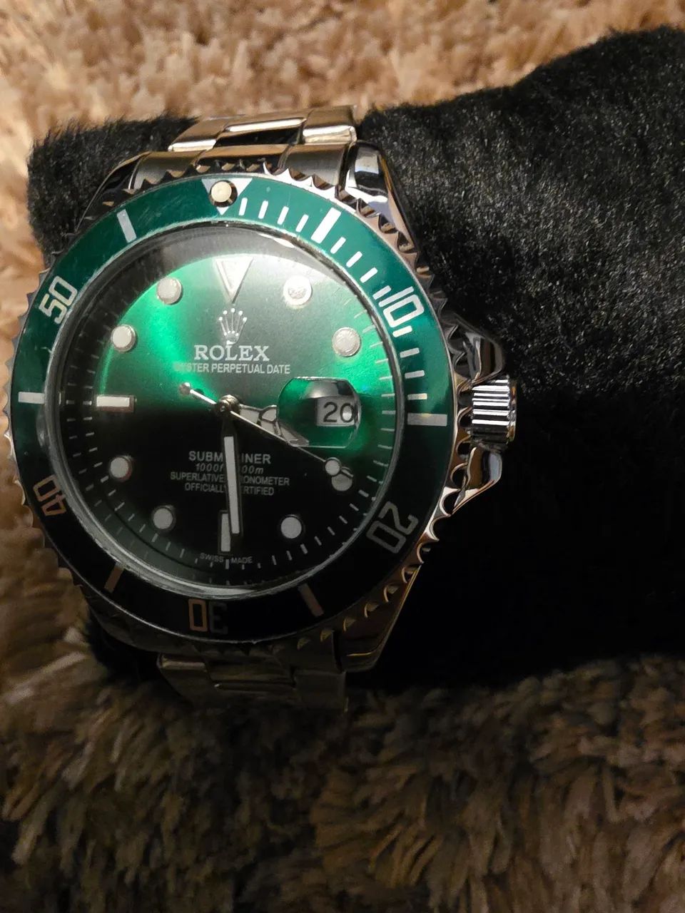 Relogio unisex prata com fundo verde