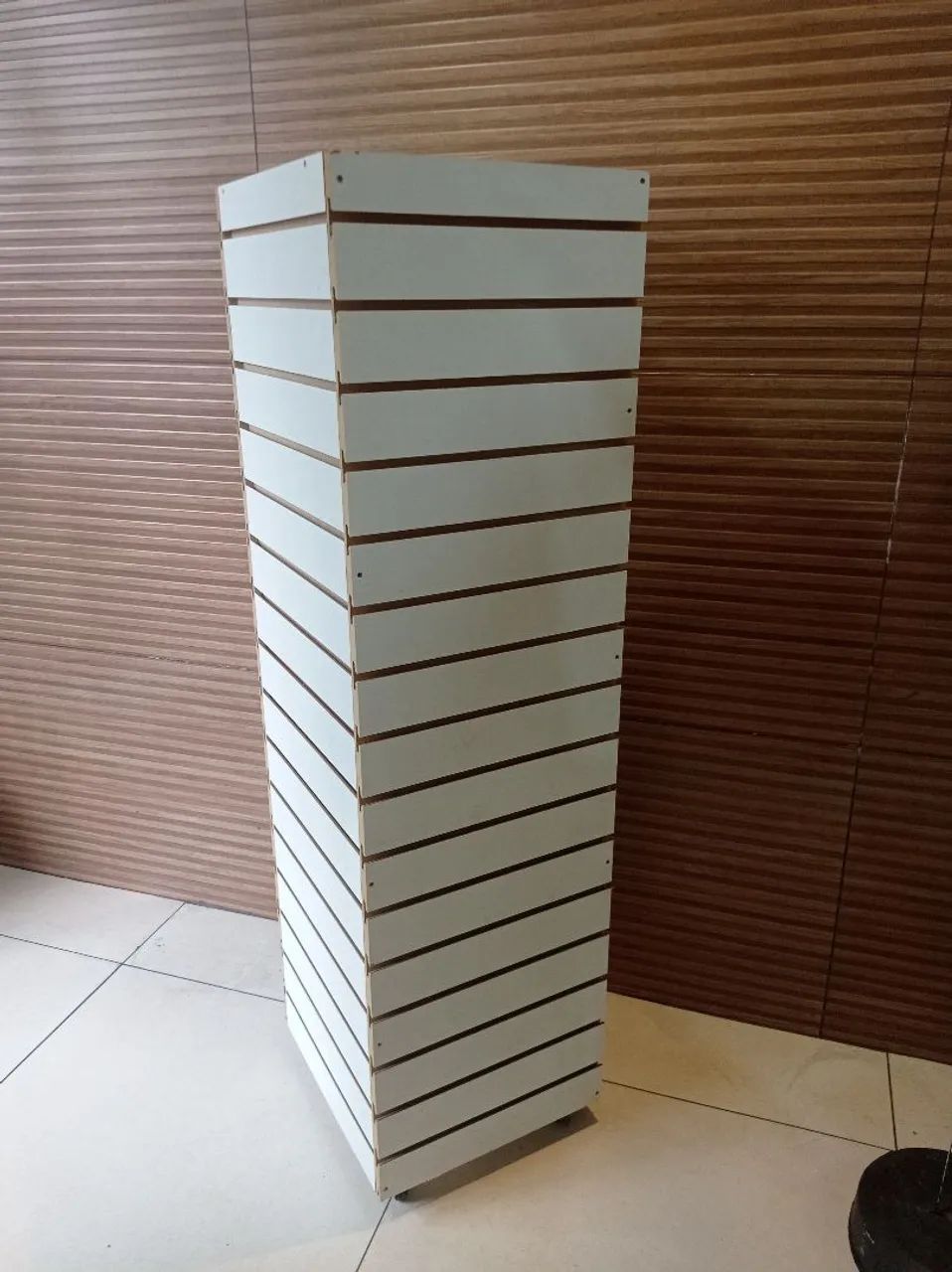 EXPOSITOR TORRE EM MDF COM RODAS - Foto 3