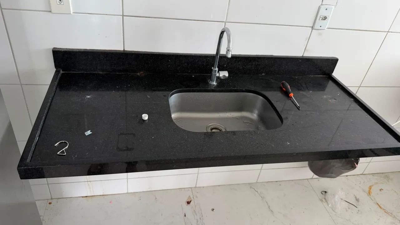 Bancada de mármore com pia 