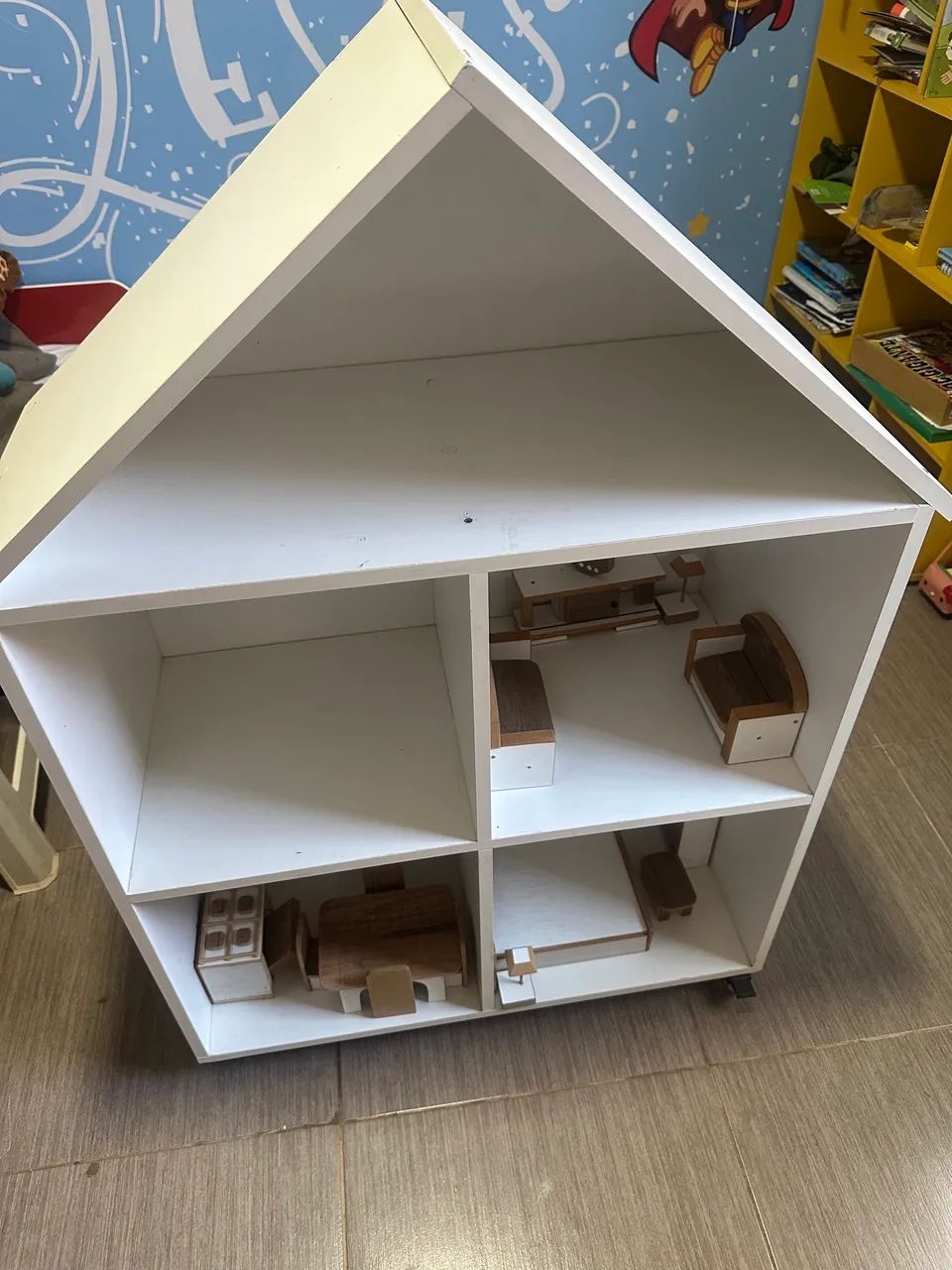 Casinha de Boneca de Madeira Resistente com Rodinhas e Móveis Completos - Foto 2