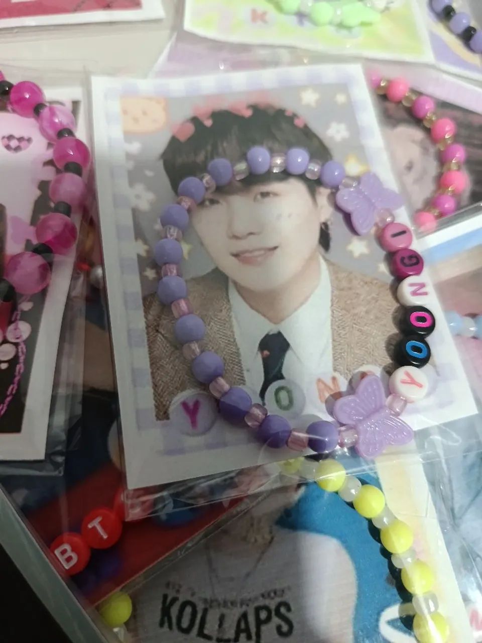 KIT 40 PULSEIRAS TEMÁTICAS BTS Perfeitas para fãs de K-pop e ARMYs apaixonados!  - Foto 3