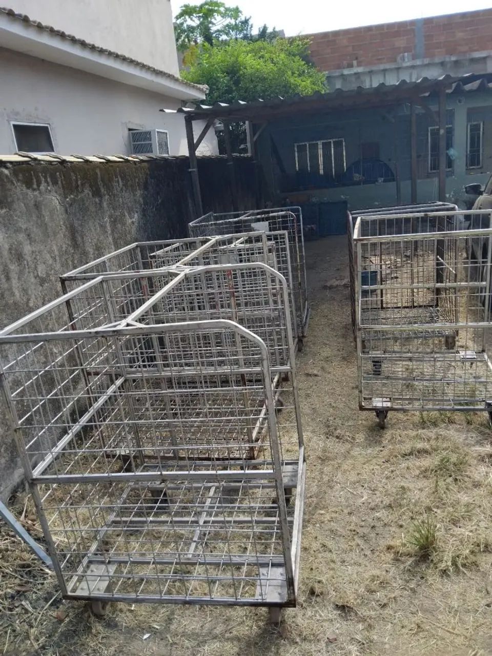 Vendo Gaiolas de ferro com rodinhas - Foto 2