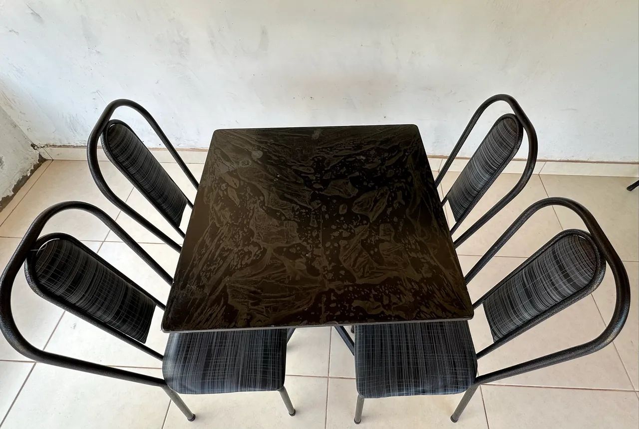  mesa com 4 cadeiras 