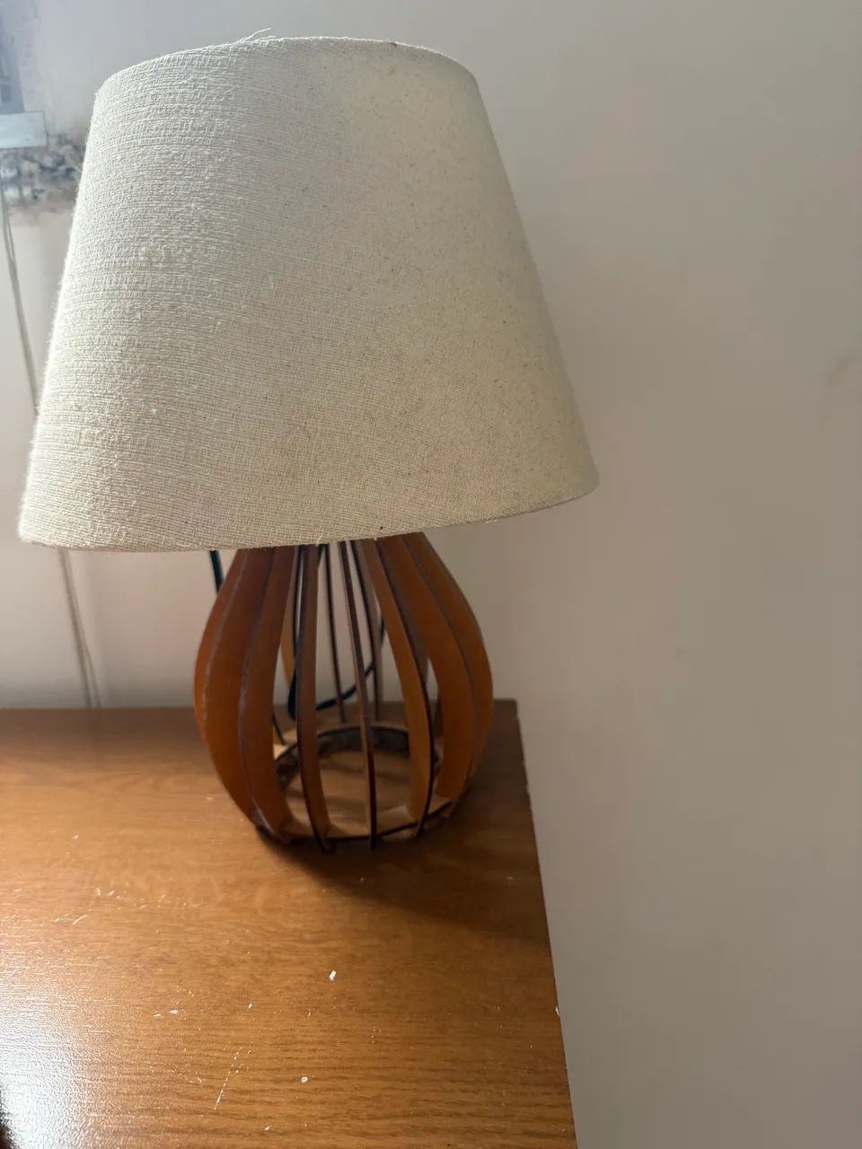 Mesa de cabeceira com abajur  - Foto 2