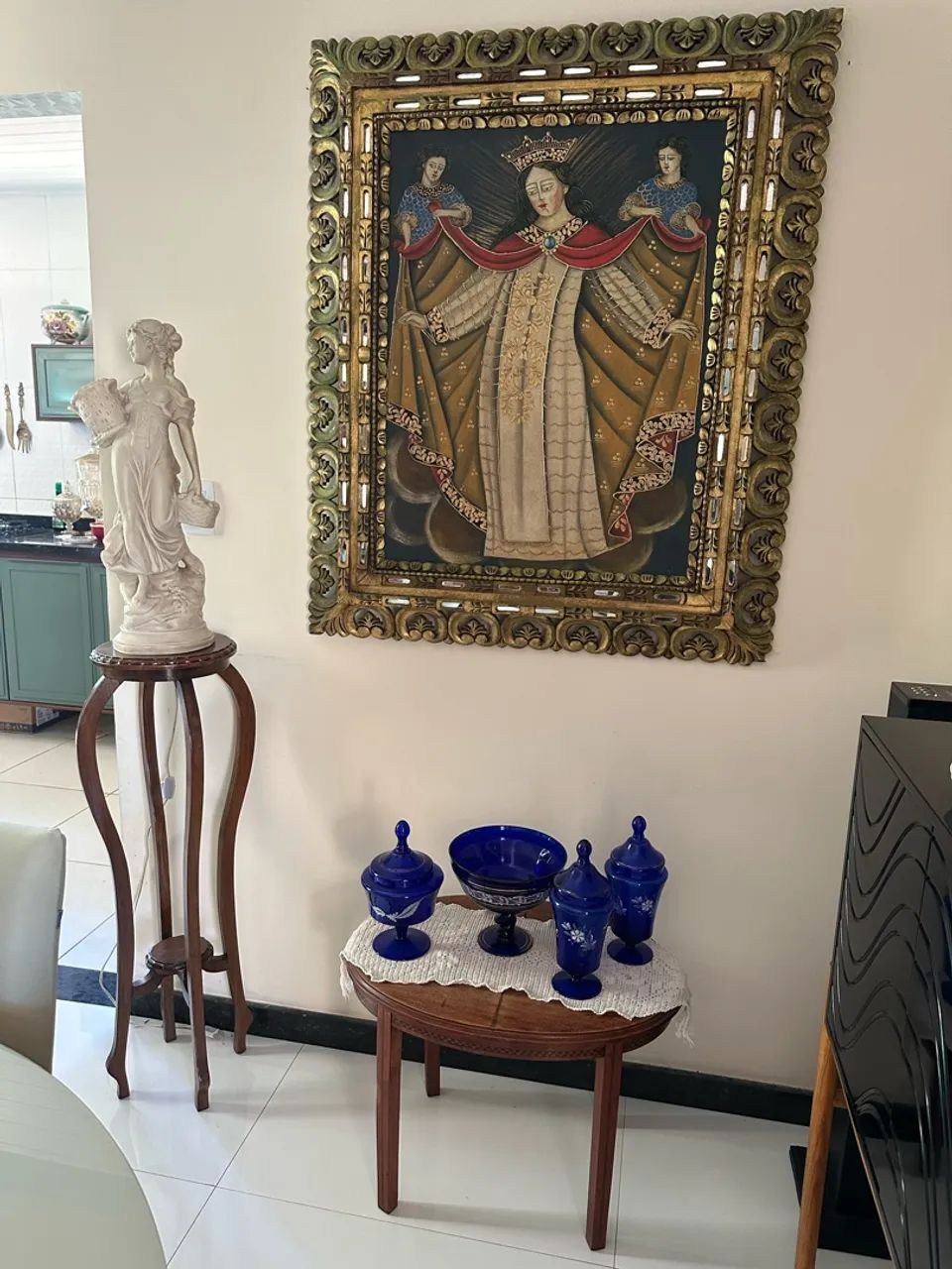 Mesa de apoio em madeira de lei e marchetaria. - Foto 3