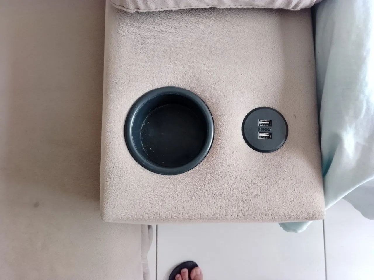 Vendo sofá retrátil com entrada usb - Foto 2