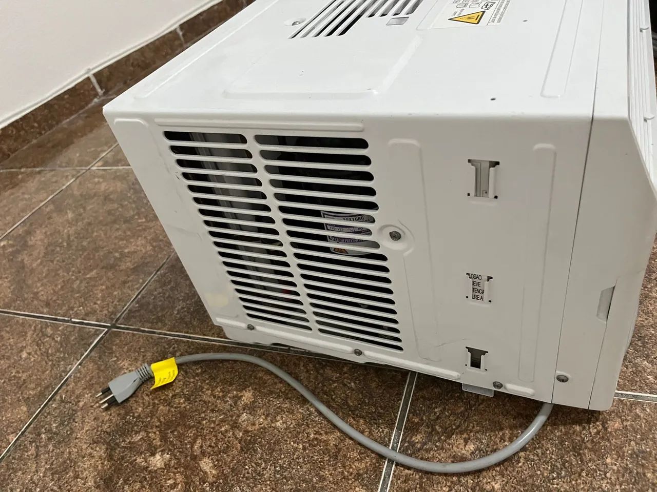Ar Condicionado de Janela Hisense 9000 BTUs - Excelente Estado - Ar ...