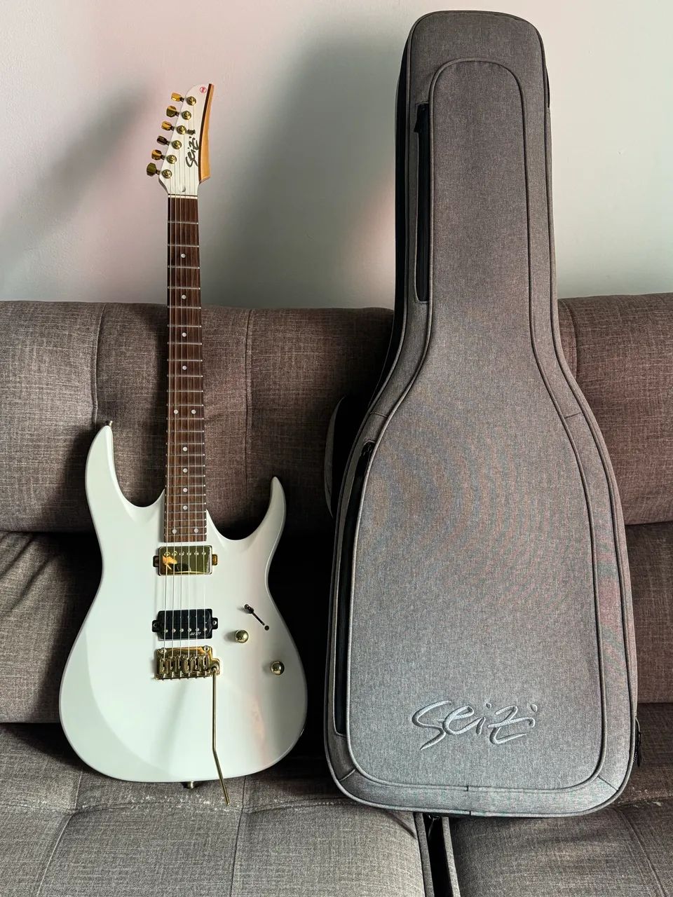 Guitarra Seize Katana Aura