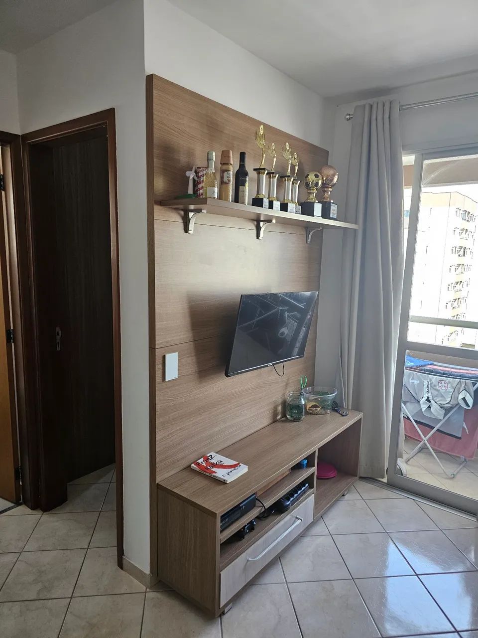 Painel para TV com rack e prateleira - 1,48 m - Madeirado - Foto 2