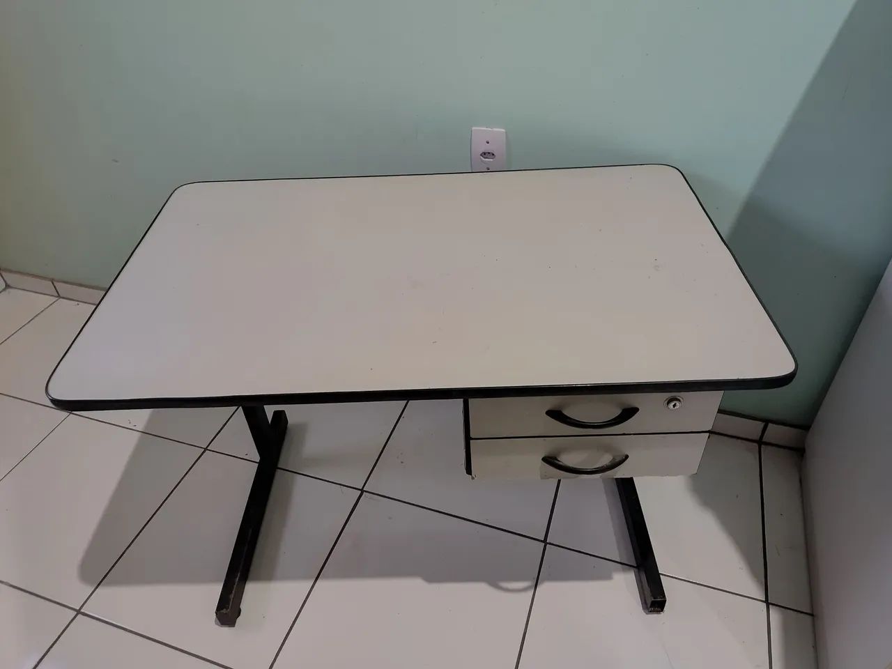 Mesa Para Escritório Com Gavetas e Chave - Foto 3