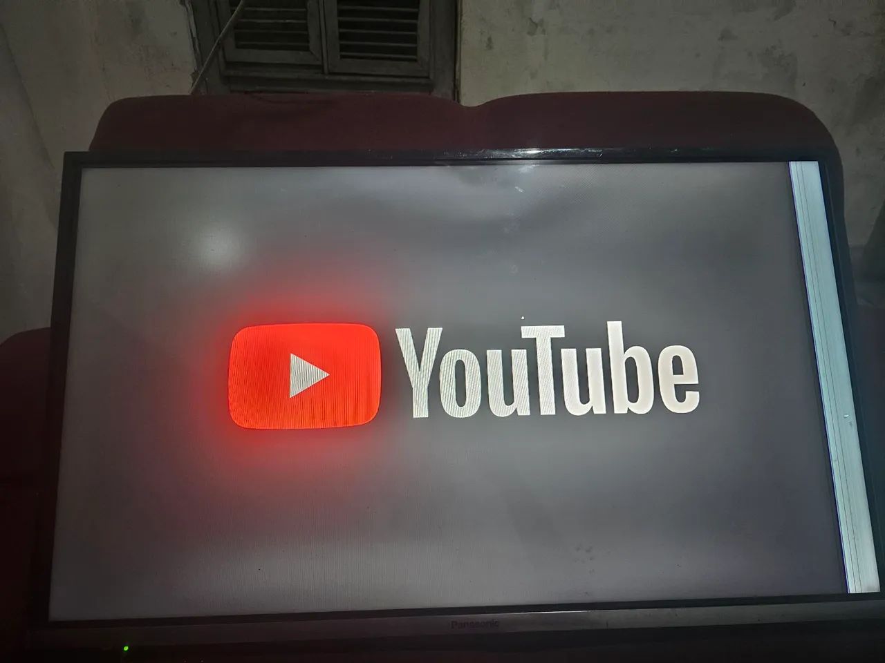 Tv esmat tem um detalhezinho na tela mas não interfere no uso - Foto 3