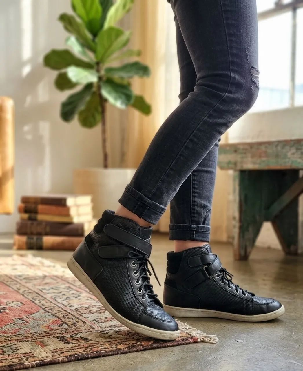 Tênis botinha Feminino em couro  N:38