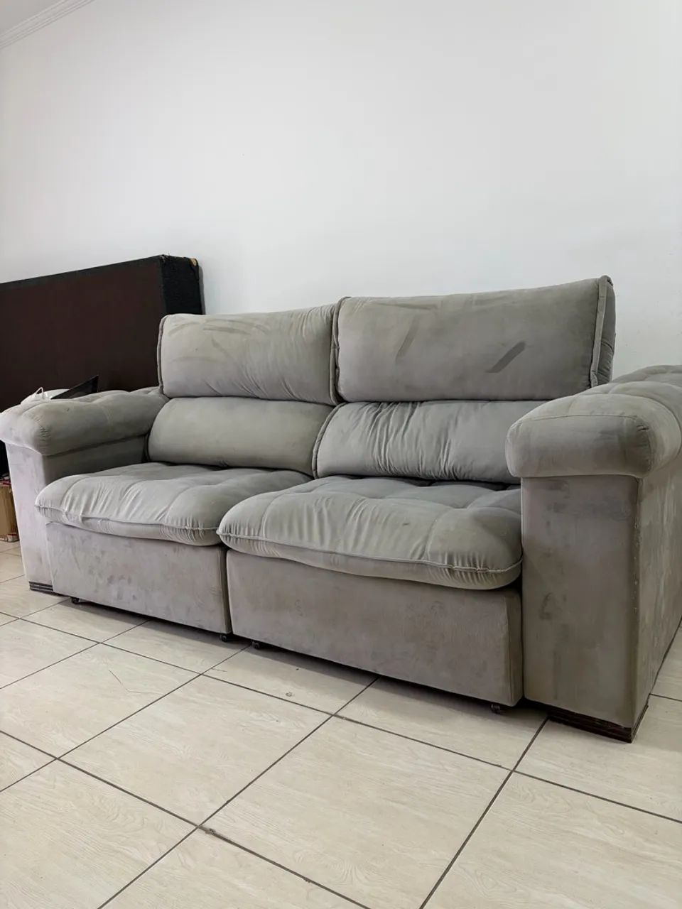  Sofá Retrátil Cinza em Veludo