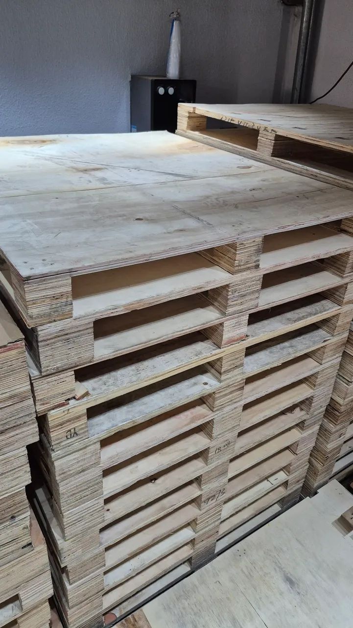 Pallets seminovos compensado medida 1.10 por 1.30 mt reforçado, entregamos.  - Foto 2