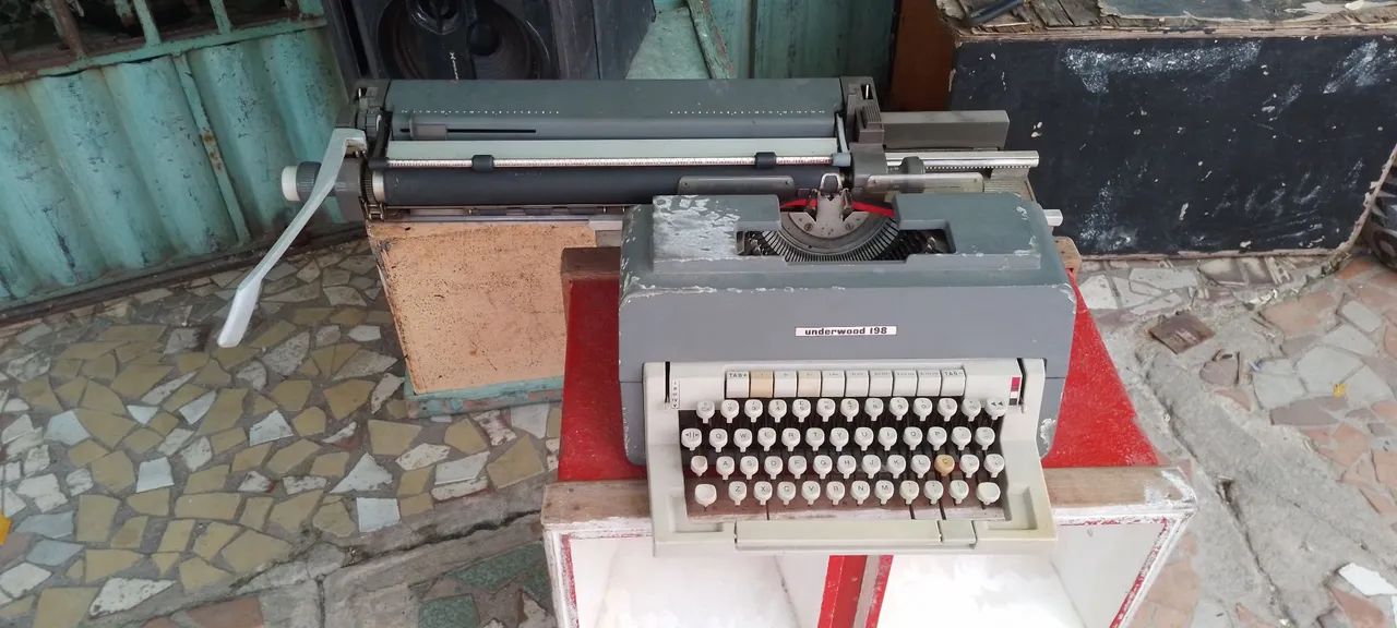 Máquina de datilografia relíquia R$150 - Foto 4