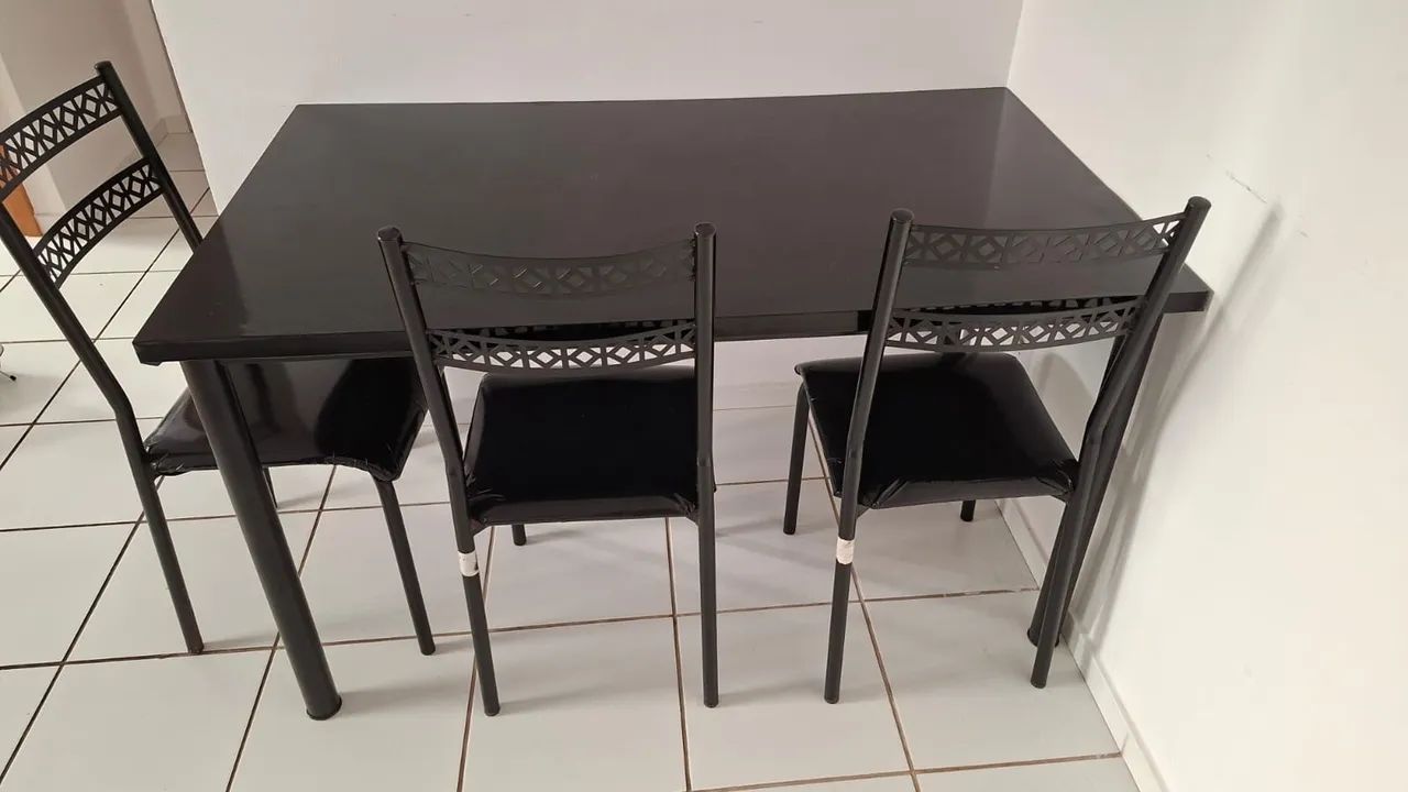 Vende-se linda mesa de jantar com 4 cadeiras - Foto 2