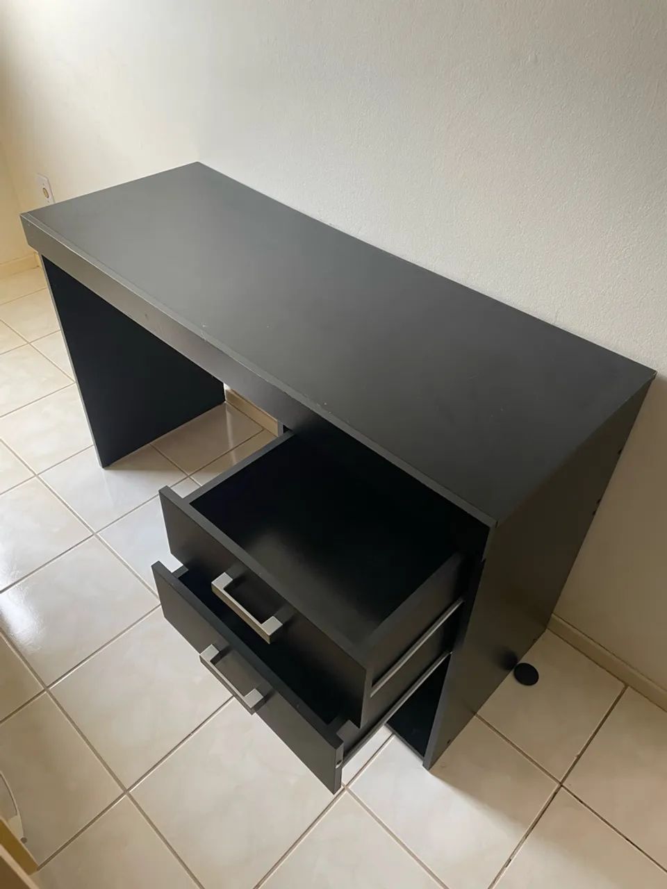 Escrivaninha preta com gavetas - Foto 2