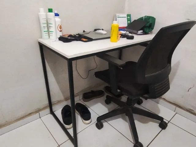 Escrivaninha e cadeira de escritório 