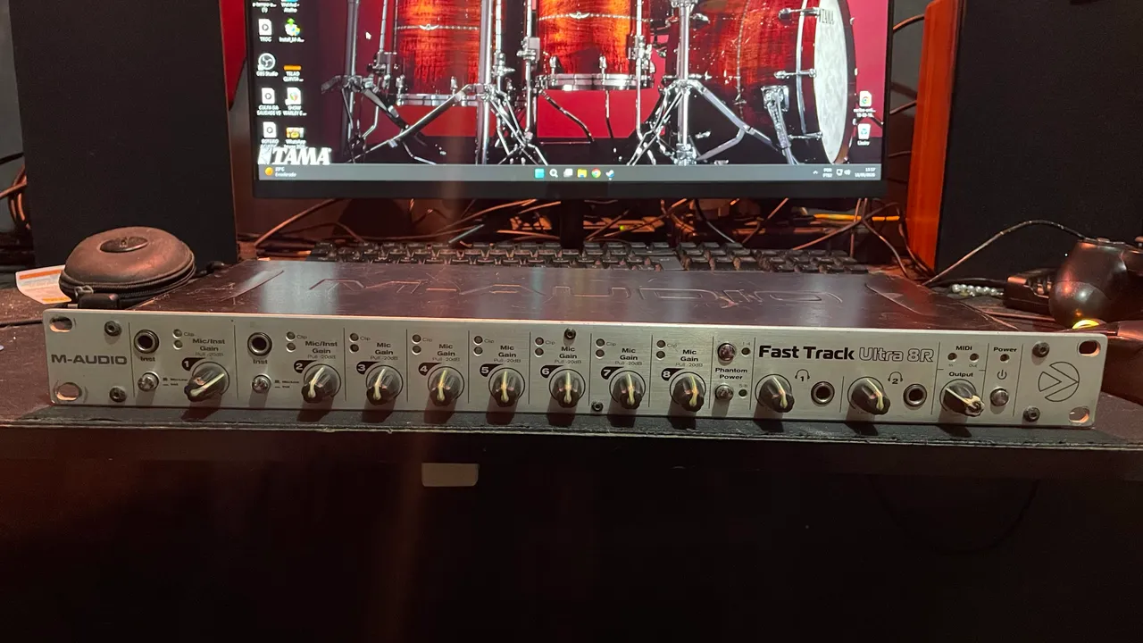 INTERFACE DE ÁUDIO M-AUDIO FAST TRACK ULTRA 8R - Microfones e