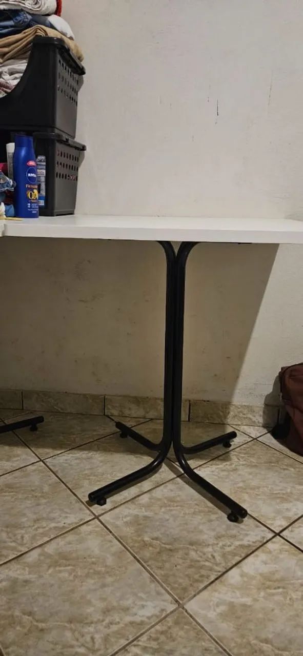 9 Mesas e 24 Poutronas Mesas de tampão de MDF e e pés de metal, Poutonas de plástico - Foto 5