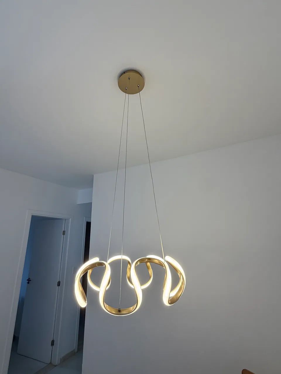 Lustre pendente dourado moderno 
