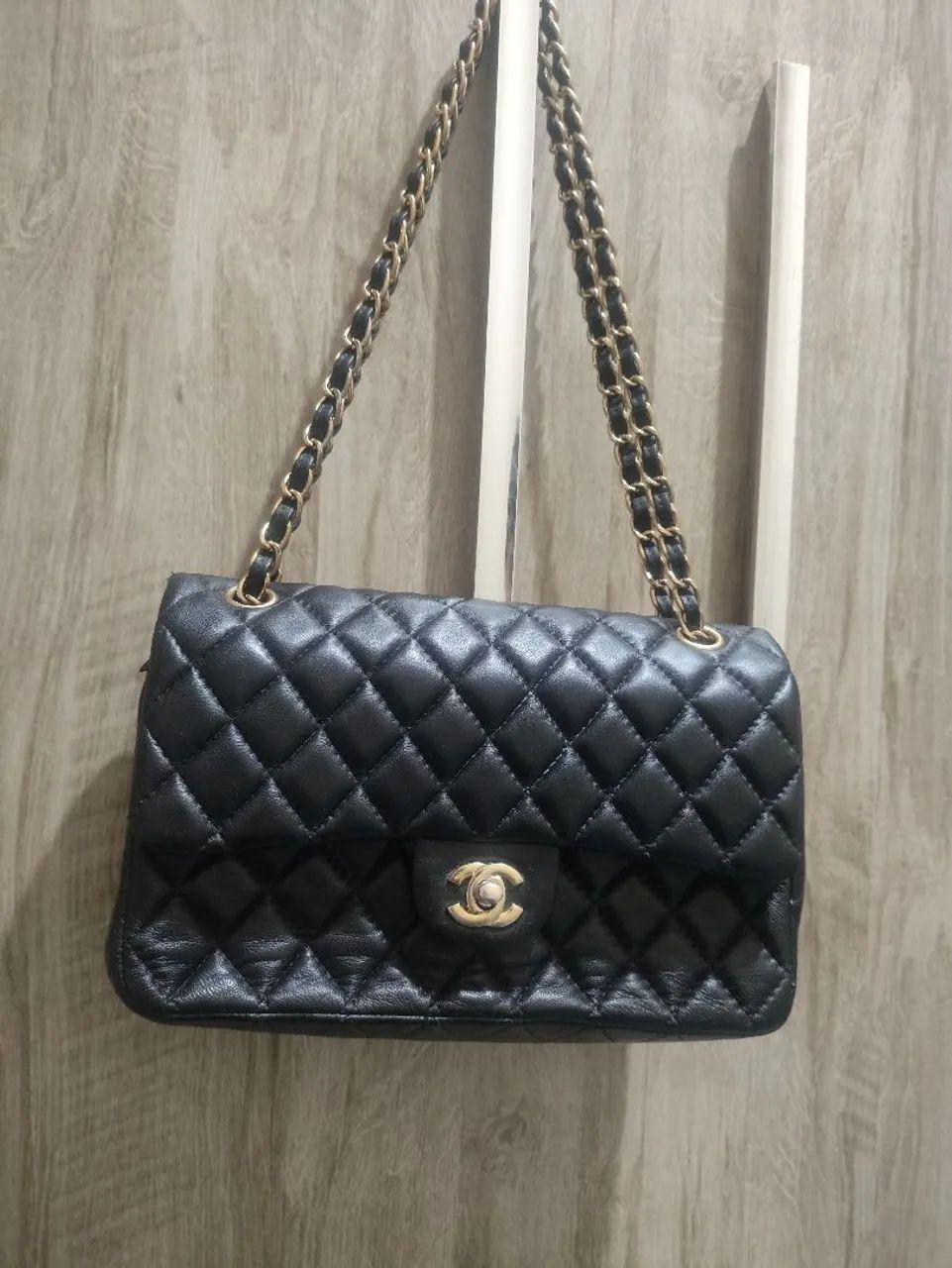 BOLSA ESTILO CLÁSSICA CHANEL, PRETA COM CORRENTE DOURADA
