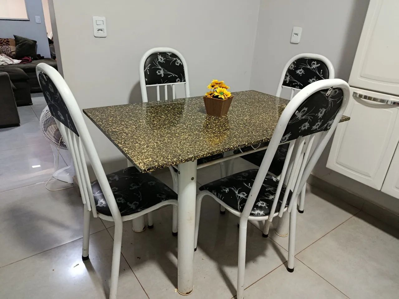 CONJUNTO MESA E CADEIRAS 4 LUGARES - Foto 2
