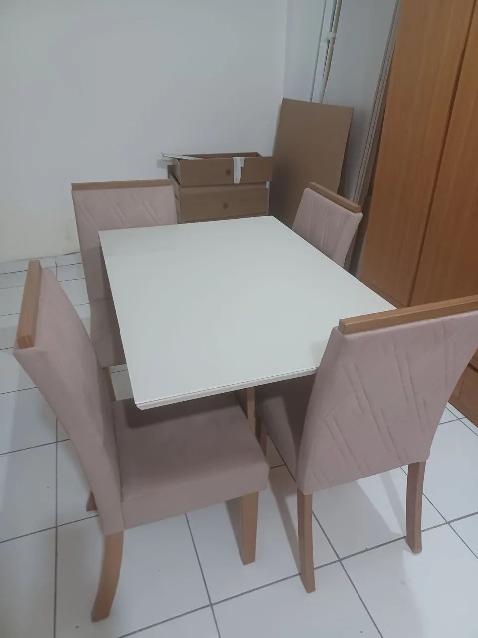 Mesa com 4 cadeiras estofadas